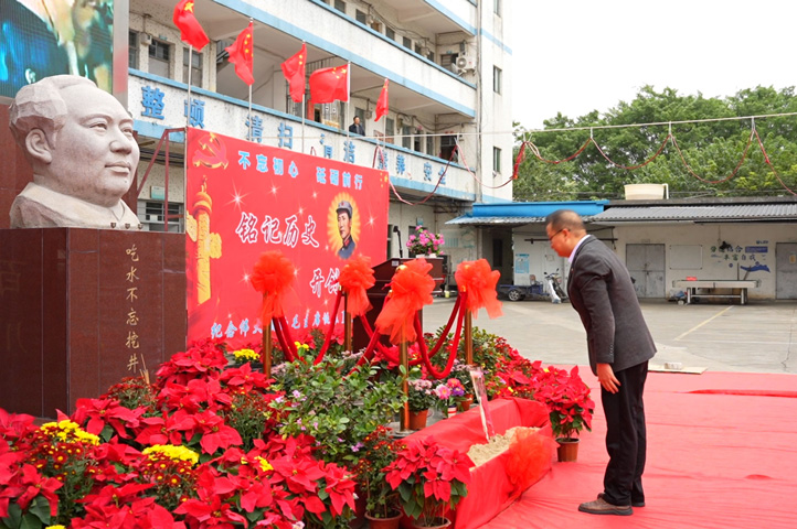 02-賴總獻(xiàn)花.jpg